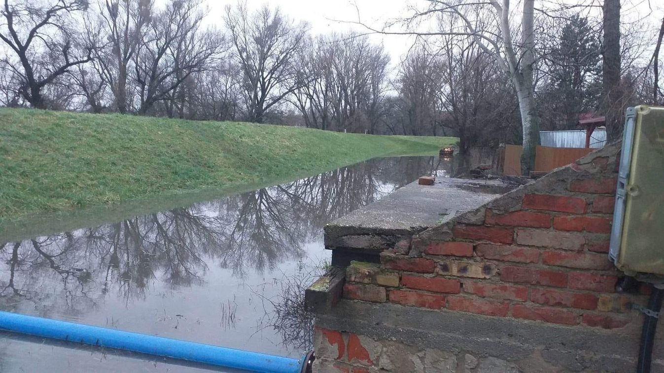 Kertekből szivattyúzzák a vizet a Bodrog töltésénél