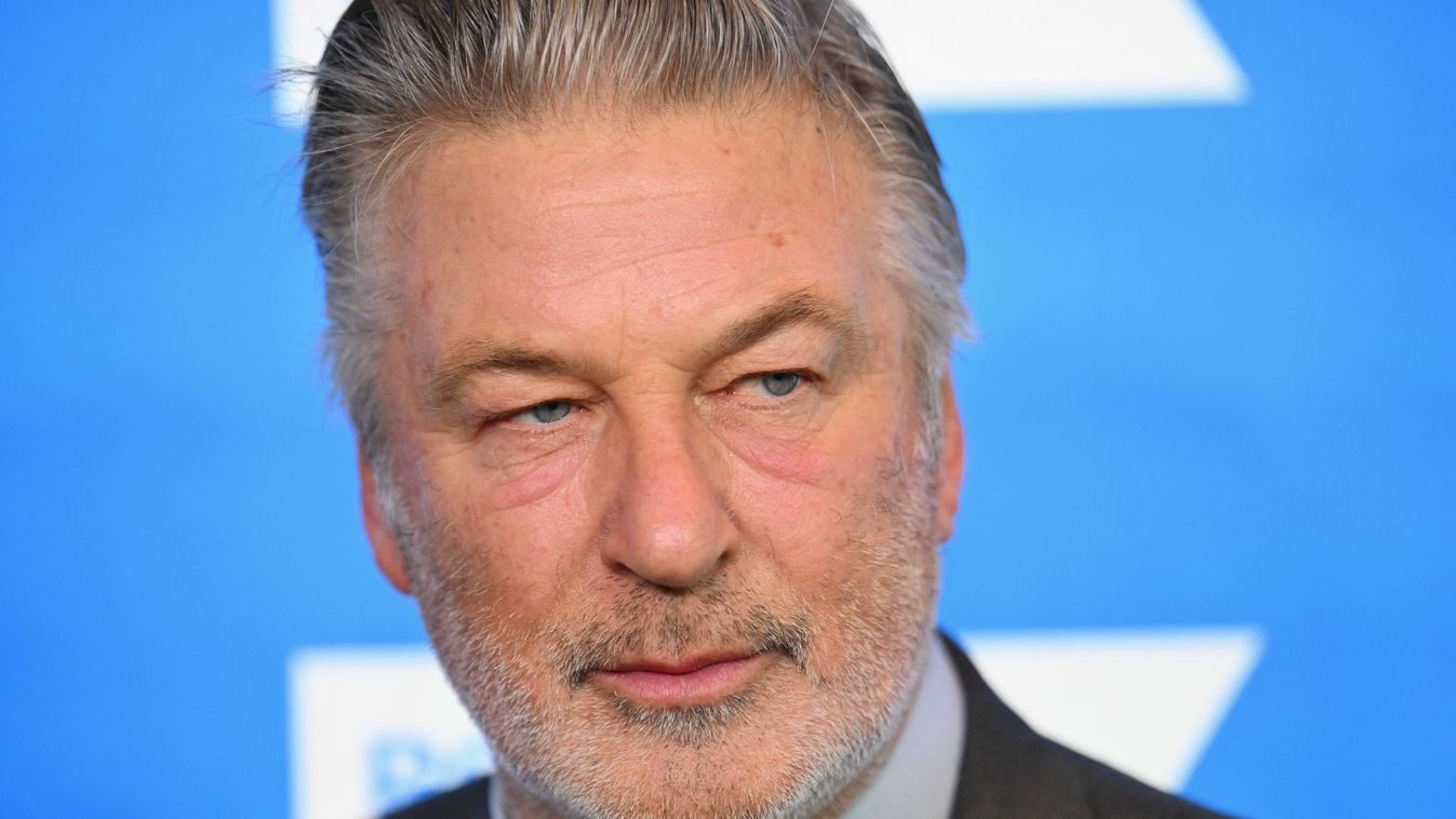 Vádat emeltek Alec Baldwin ellen, sok időre rács mögé kerülhet