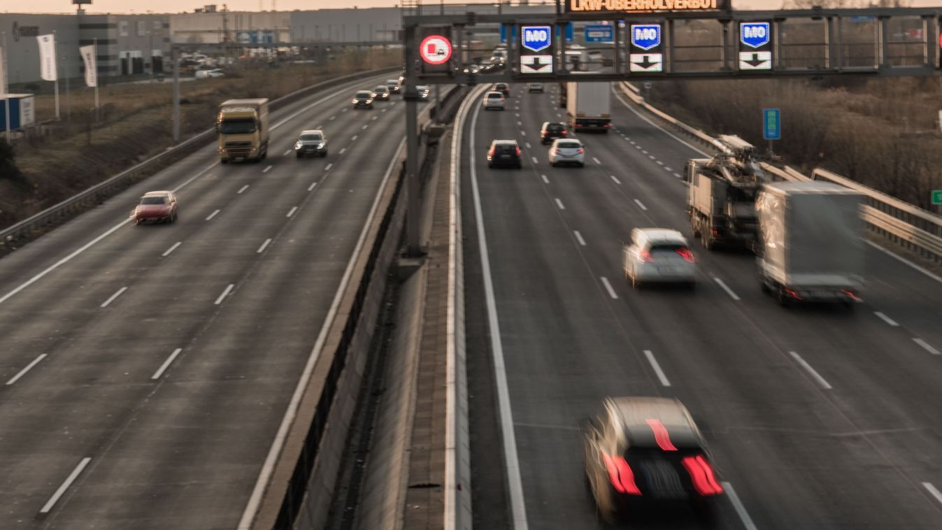 Döbbenetes videó: forgalommal szemben haladt egy autós az M7-esen, többen megsérültek