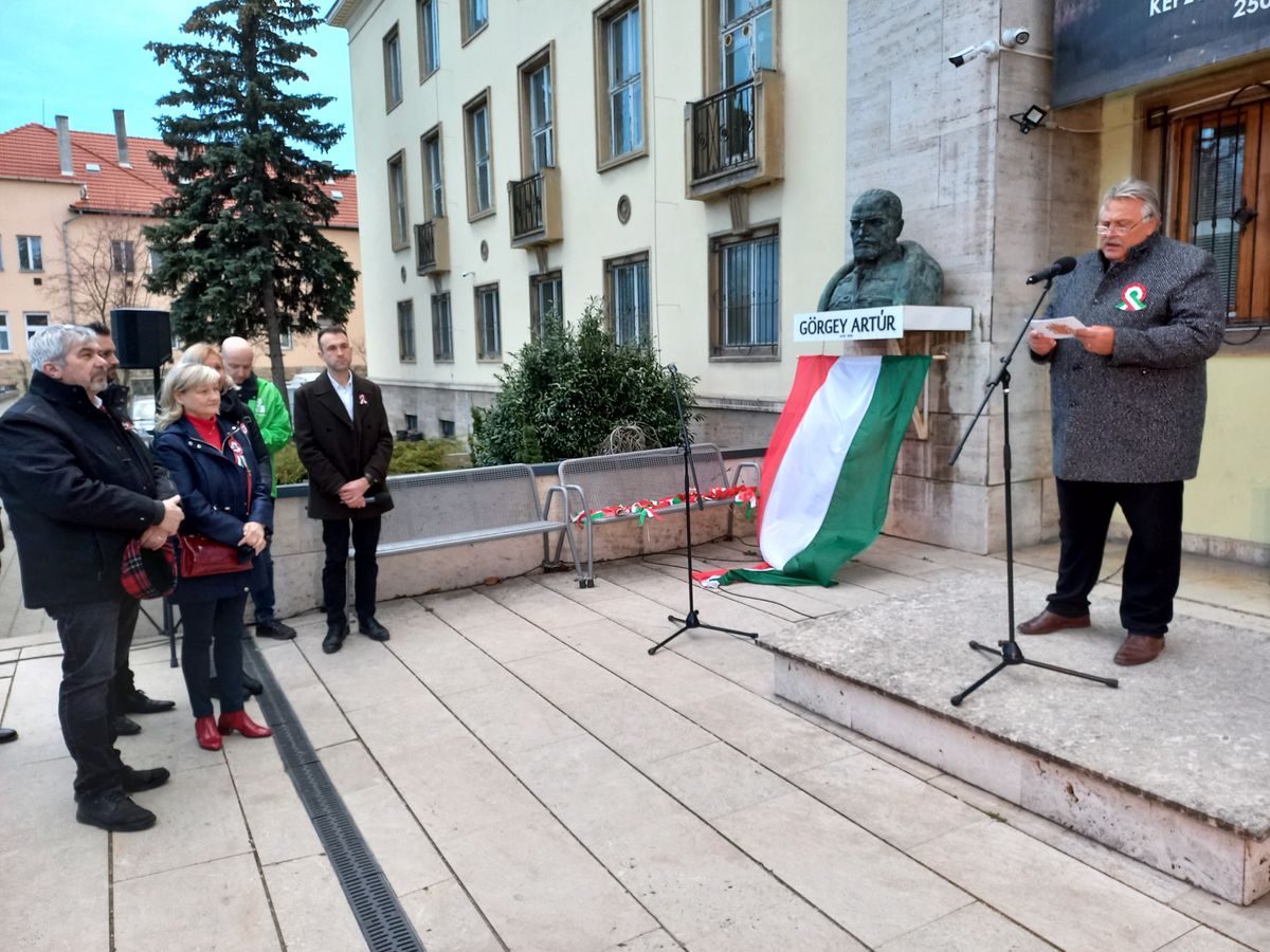 Veres Pál a Herman Ottó Múzeum elől induló fáklyás menet résztvevőihez intézte szavait