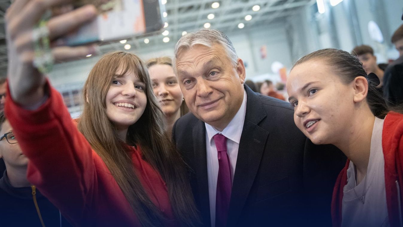 Orbán Viktor: szelfinap (videó, fotók)