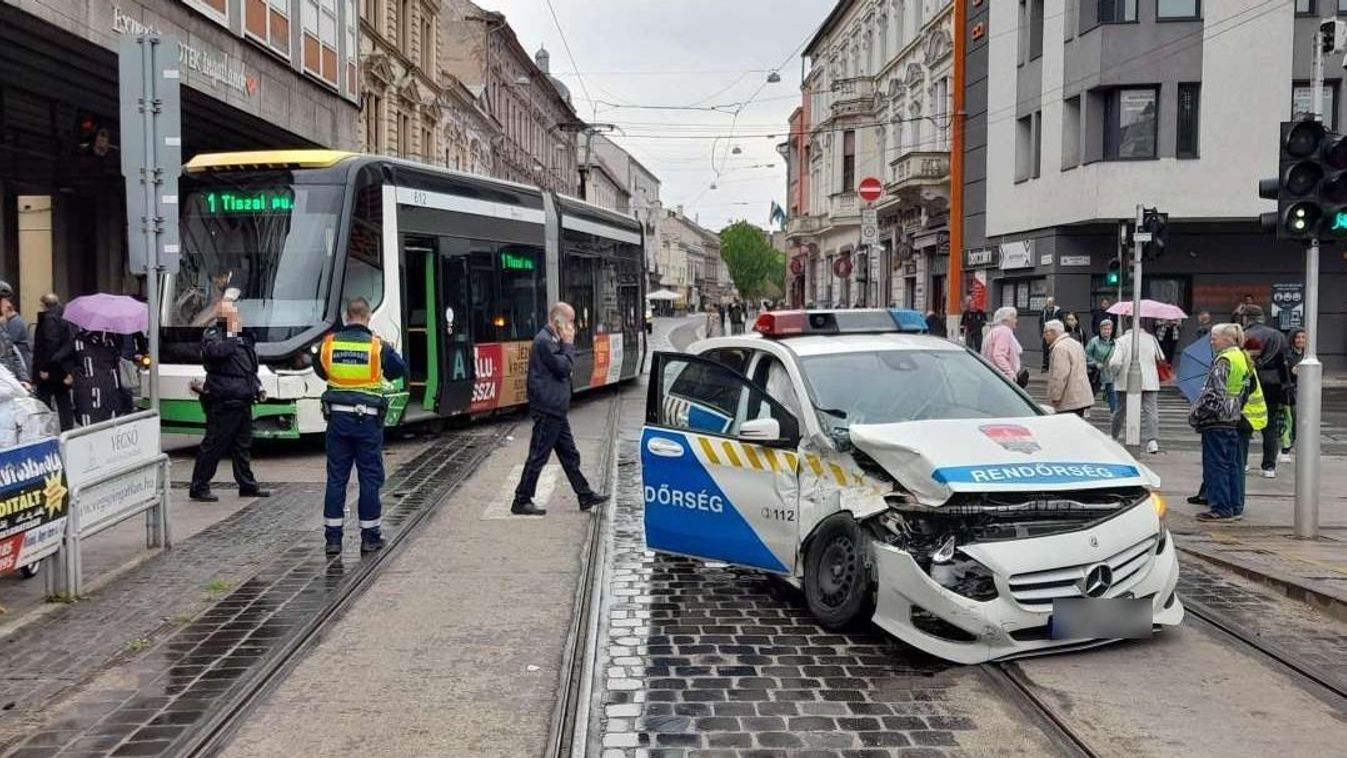 Kiütötte a rendőrautó a villamost a Centrumnál! - Fotók, videó! (frissítve)
