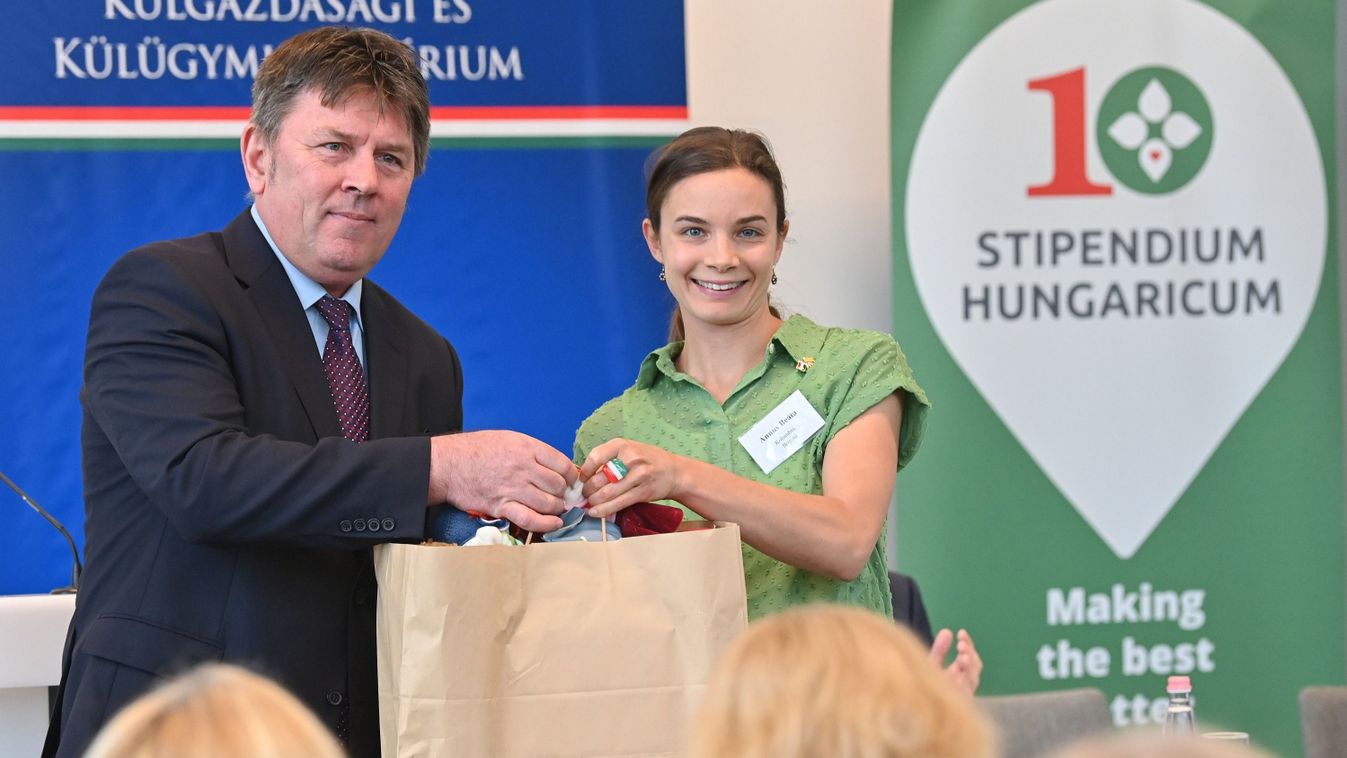 Erősíteni kell a külhoni magyar fiatalok magyarságtudatát