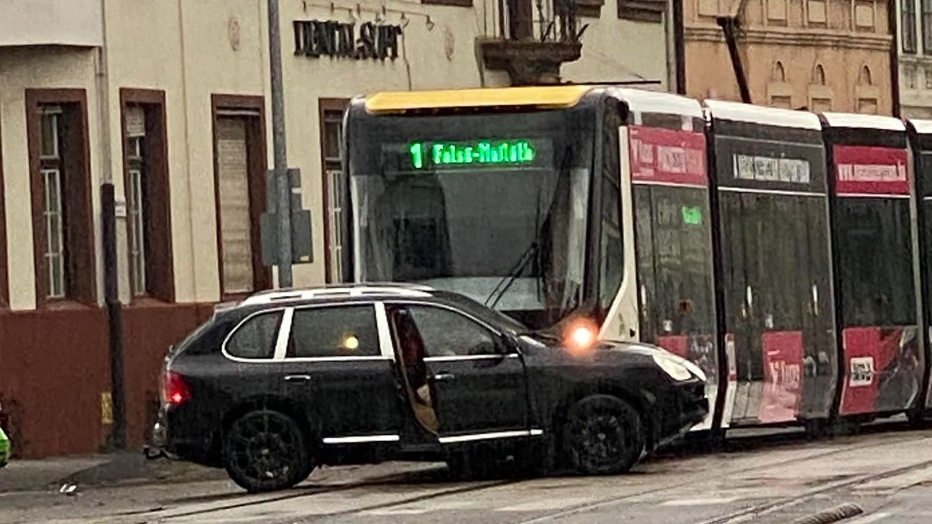 Újabb csattanás: villamos és autó ütközött Miskolc belvárosában