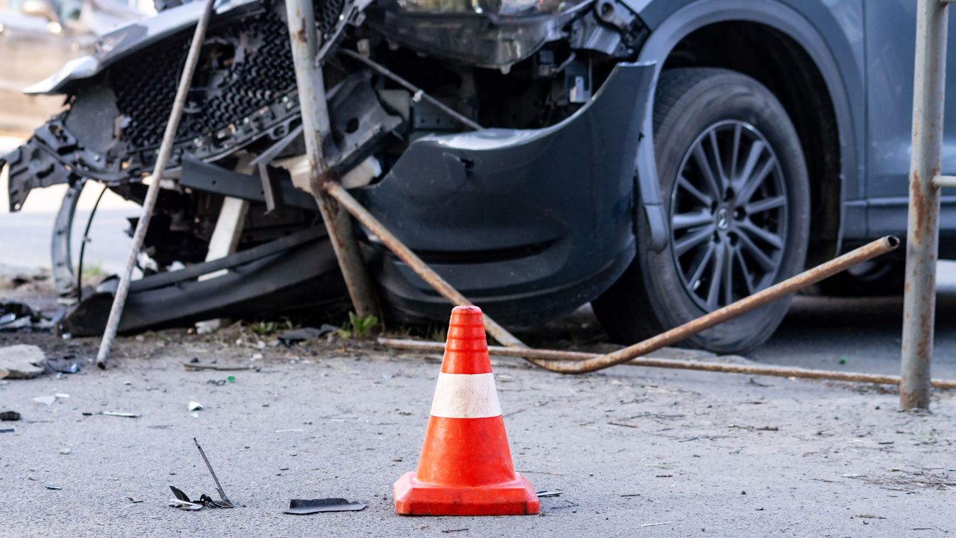 Baleset a 37-es főúton: egy kisteherautó és egy személygépkocsi ütközött