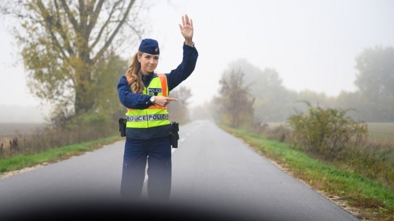 Rendőrök irányítják a forgalmat Sajószentpéteren