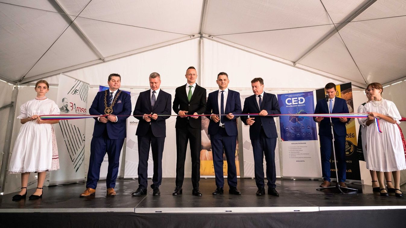 Szijjártó Péter 215 millió forintos beruházást adott át a szlovákiai Gútán (videó)