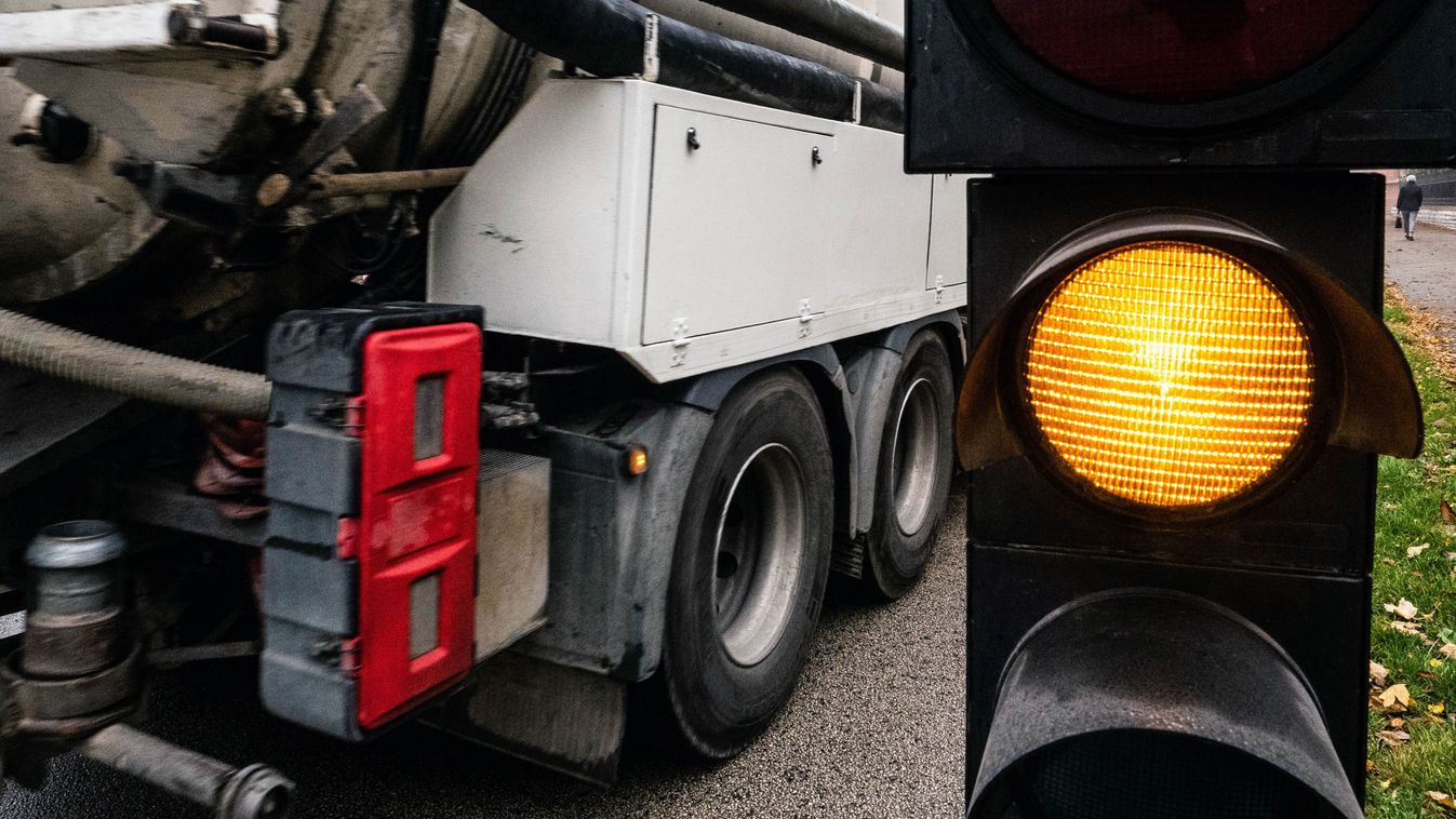 Jelzőlámpás forgalomirányítás a Miskolctapolcai úton