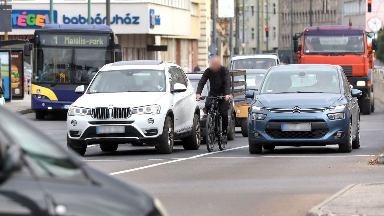 A rendőrség és a rendészet is segíti a gyalogosokat a Búza téri aluljárónál