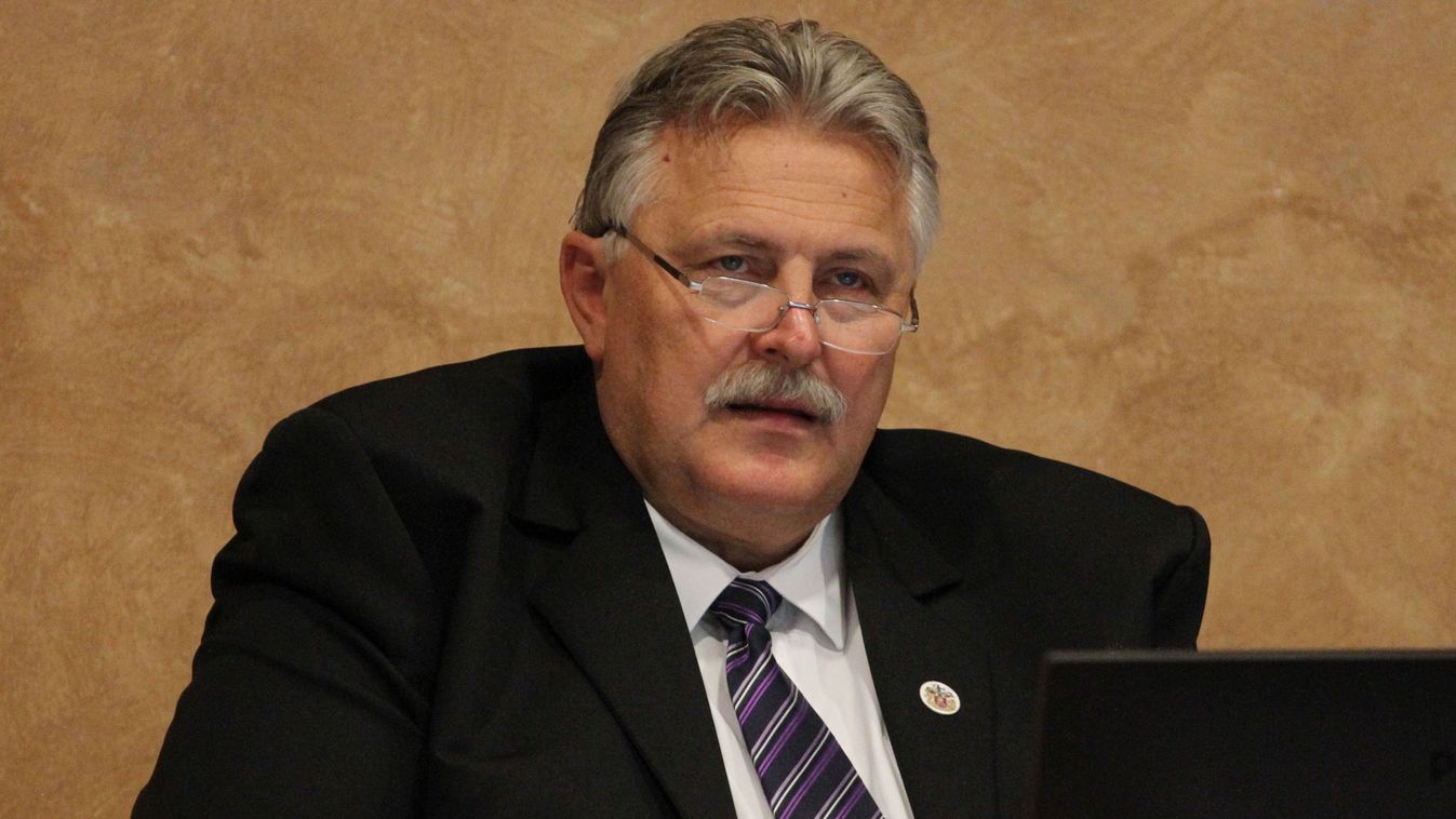 Évek óta beleszáll Veres Pálba a Demokratikus Koalíció