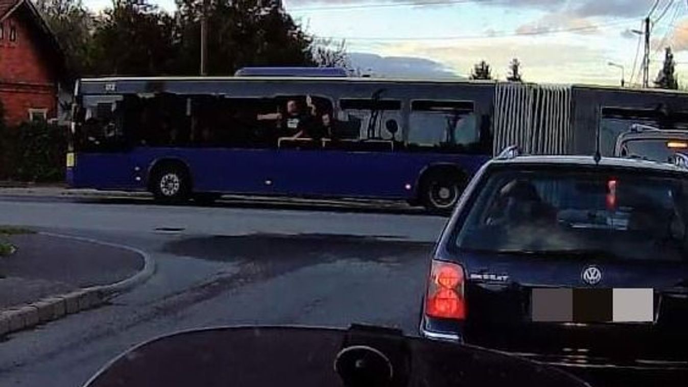 Barbár vendégszurkolók törhették be a miskolci busz ablakait vasárnap