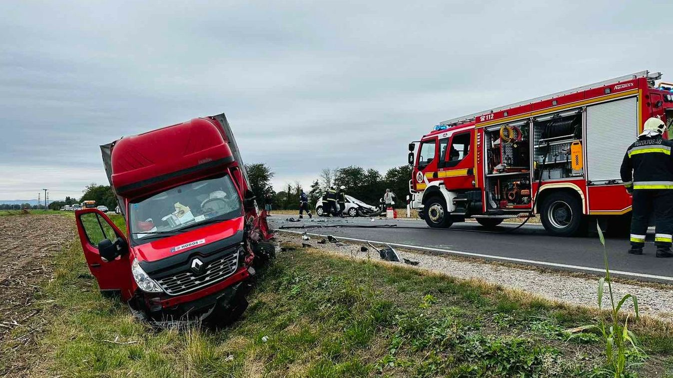 Kisteherautó és egy személygépkocsi karambolozott a 35-ösön, kigyulladt egy családi ház Komlóskán