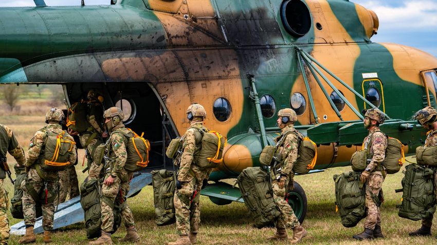 Ejtőernyős ugrást hajtottak végre a NATO-harccsoport magyar, olasz és török katonái (videó)