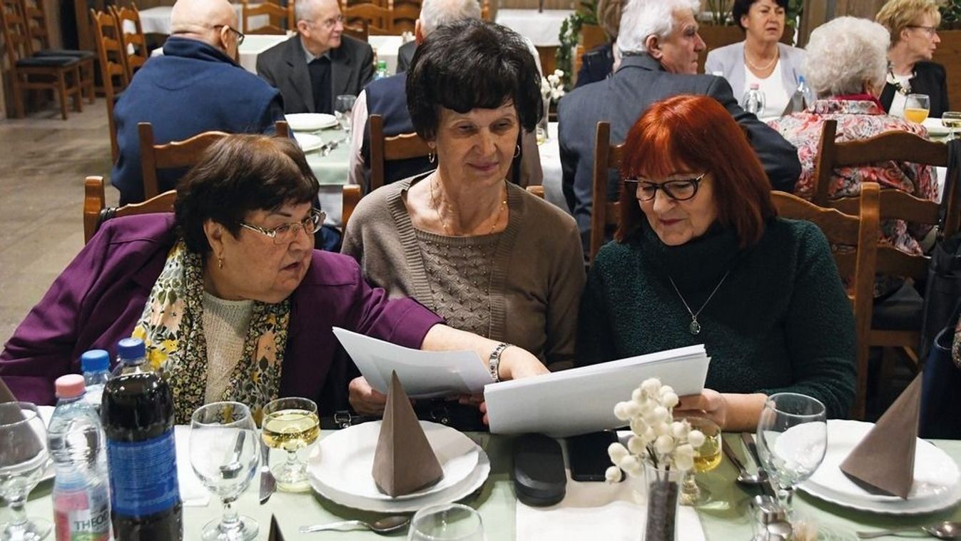 Nyugdíjasokat köszöntöttek Tiszaújvárosban
