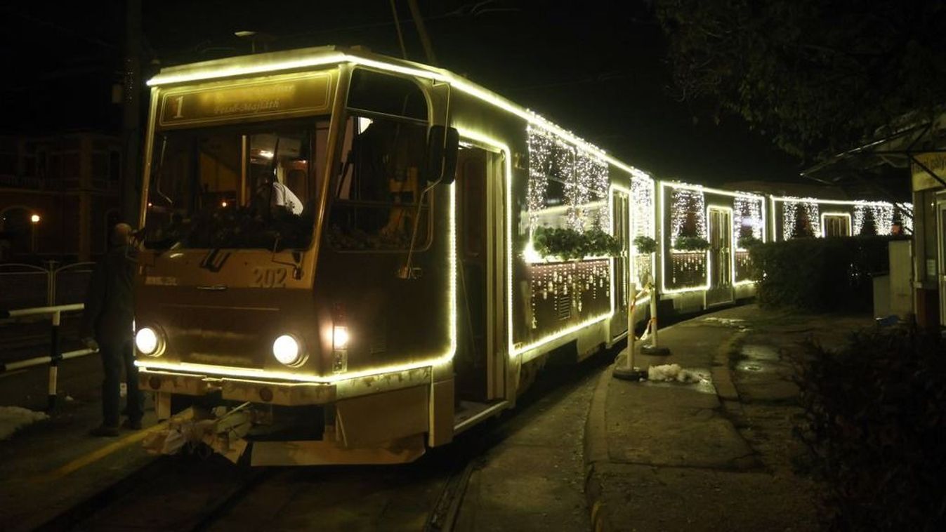Világhírűvé vált a miskolci adventi villamos, több millióan lájkolták (fotók, videó)