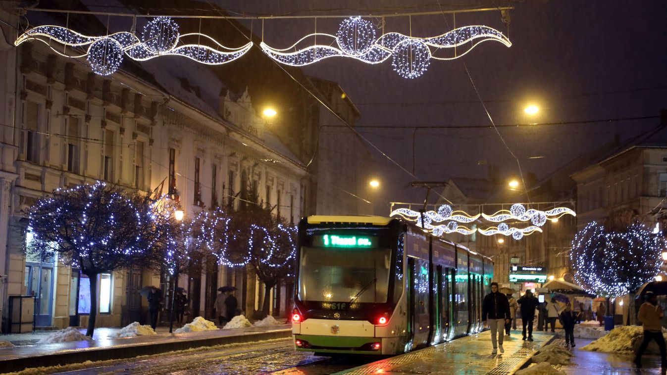 Estétől elvétve szállingózhat a hó