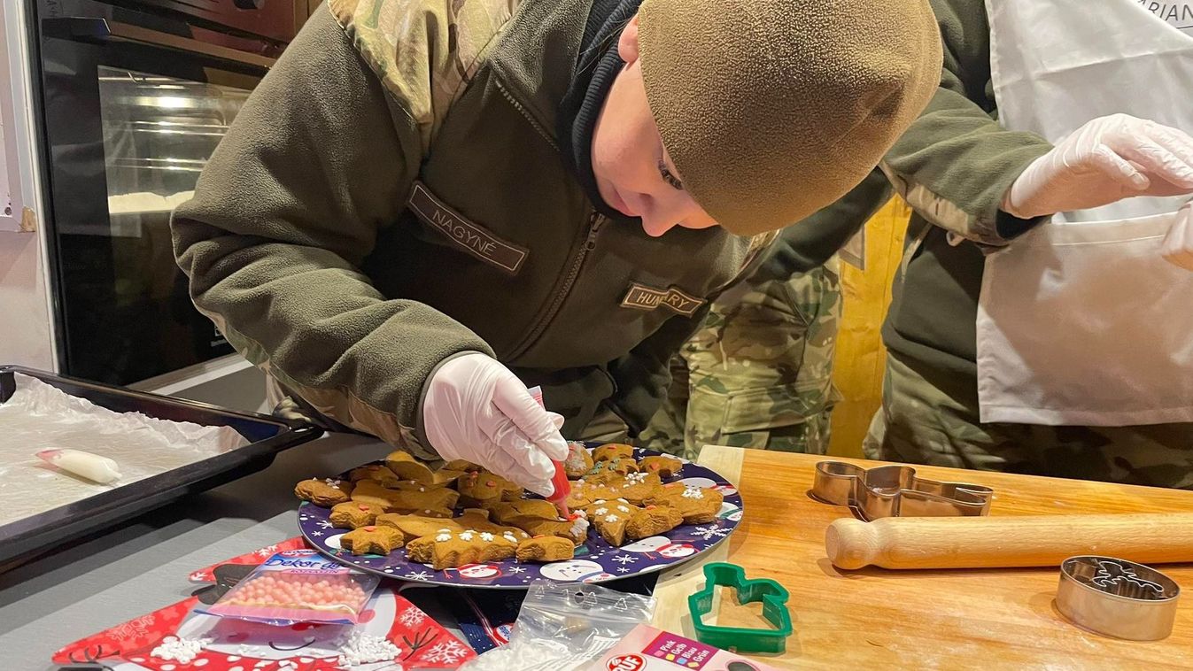 Mézeskalács huszárokat is készítettek a katonák a miskolci sütigyárban + fotók