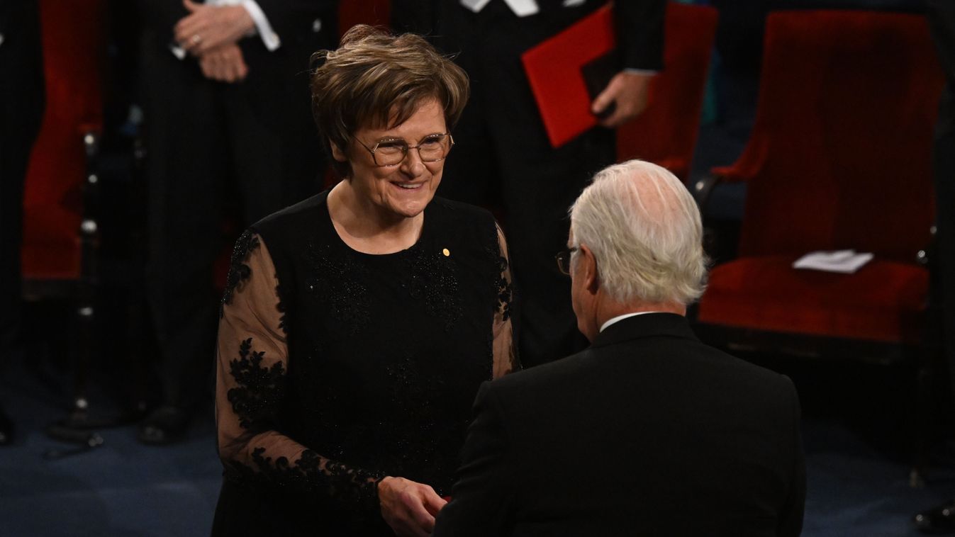 Megszólalt a tervező: így készült Karikó Katalin ruhája a Nobel-díj-átadóra (videó)