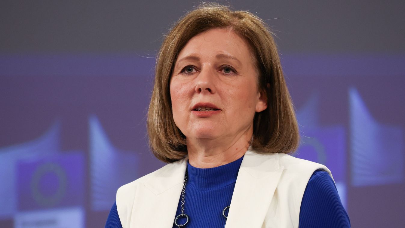 Vera Jourová beismerte, hogy elbukott Orbán Viktorral szemben