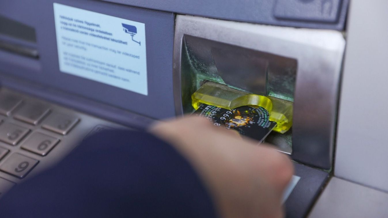 Nem akart lebukni az ATM-nél a lopott bankkártyával