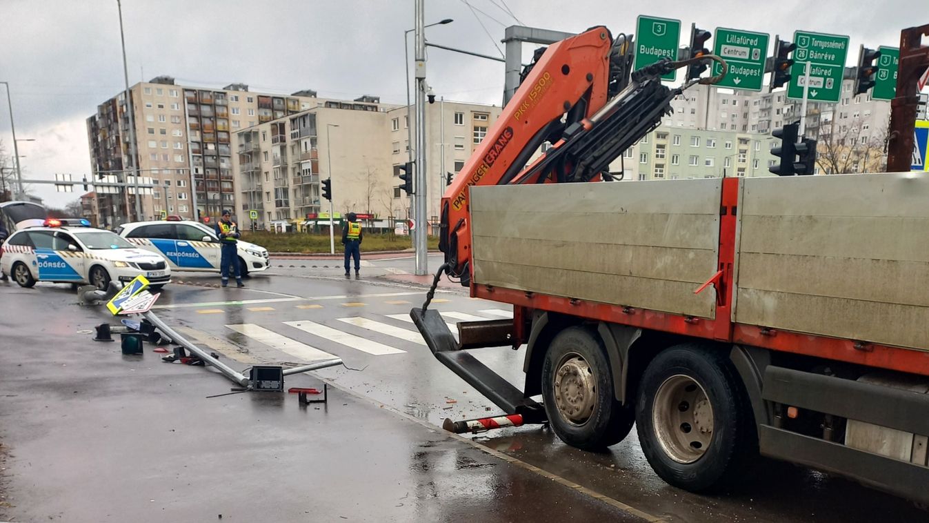 Rendőrlámpa-oszlopot gyalult le egy teherautó a miskolci turbókörforgalomnál + fotók, videó