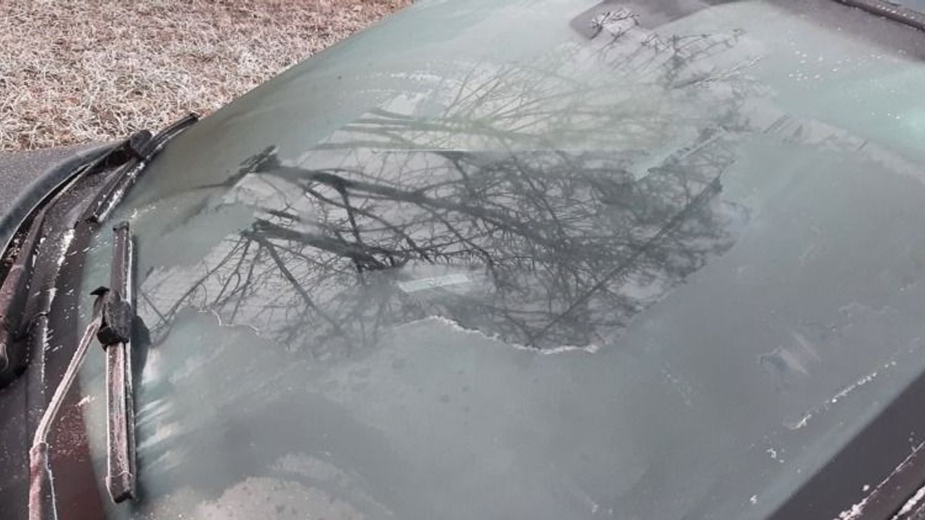 Egy apró résen kukucskált ki a sofőr, de volt más baj is