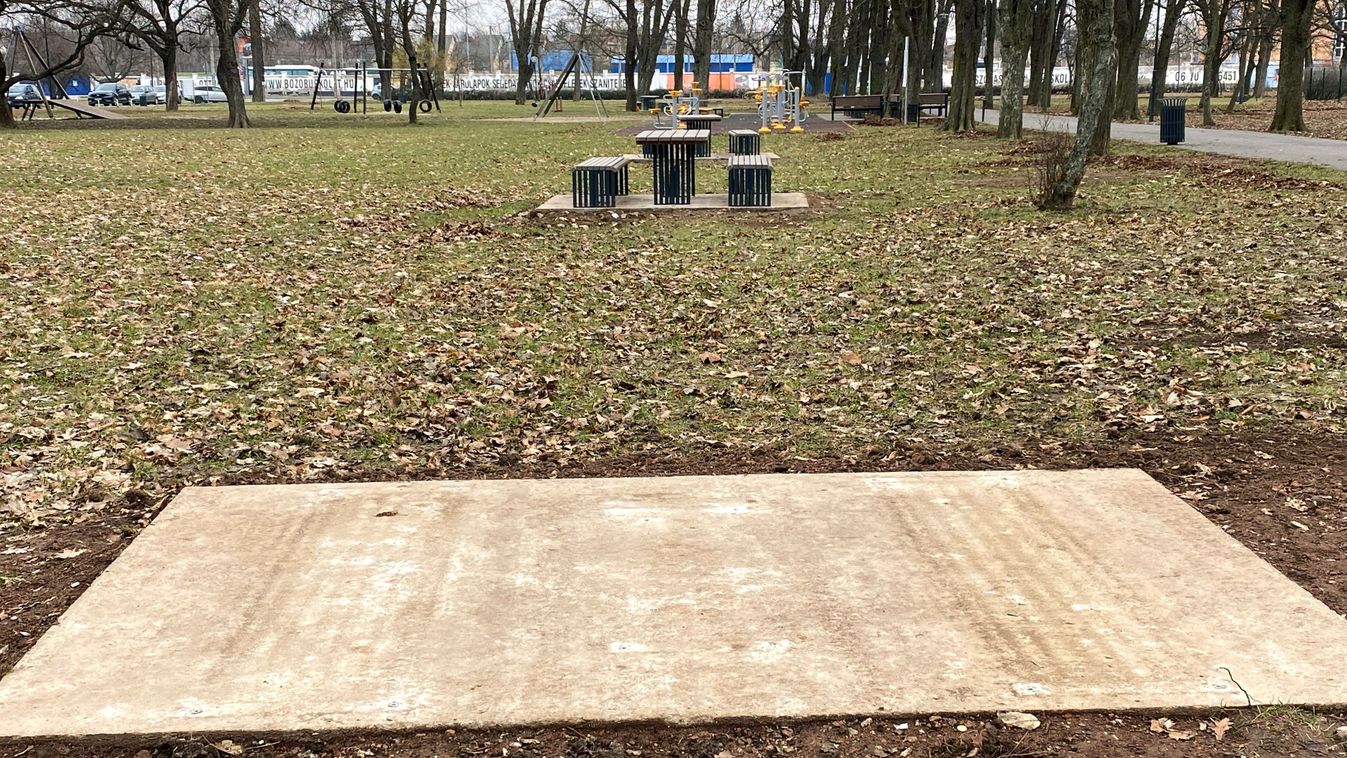Lába kelt egy asztalnak és két lócának a Népkertben - fotók, videó!