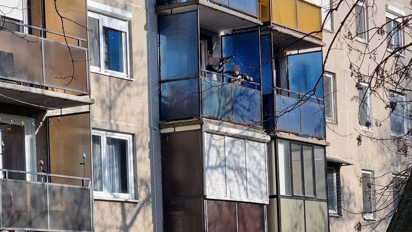 Az erkélyről lövöldöznek az Avason – fotóval, frissítve a rendőrség válaszával