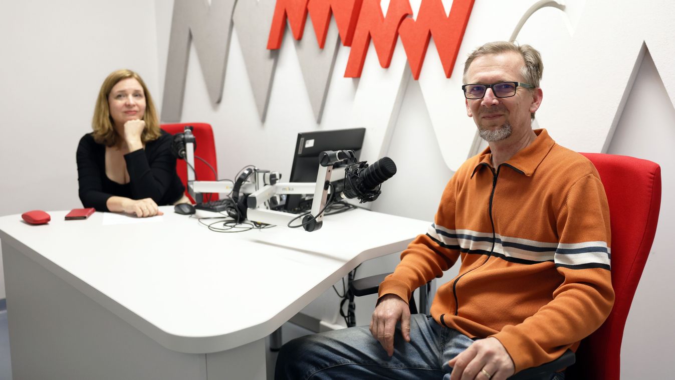 Miniszobrok az avasi kilátó párkányán