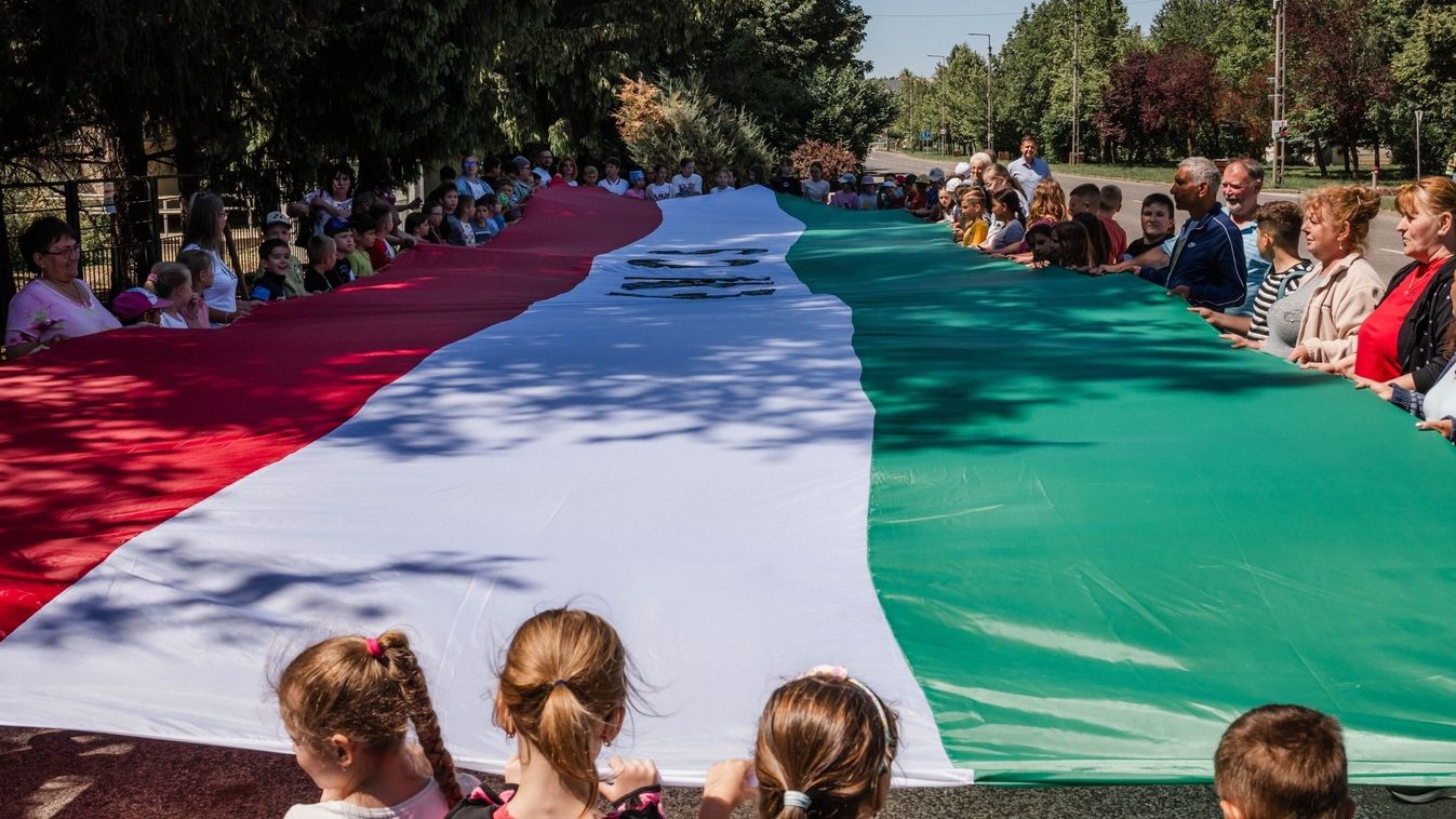Rekord méretű zászlóval várta Encs a Tour de Hongrie-t
