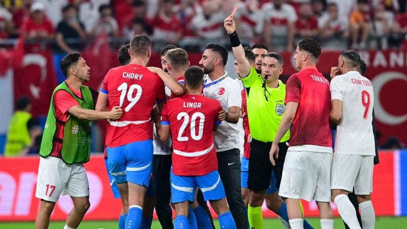 A cseh szurkolók ostorozzák az erdélyi bírót, az olcsóbb kebab miatt fújt ellenük