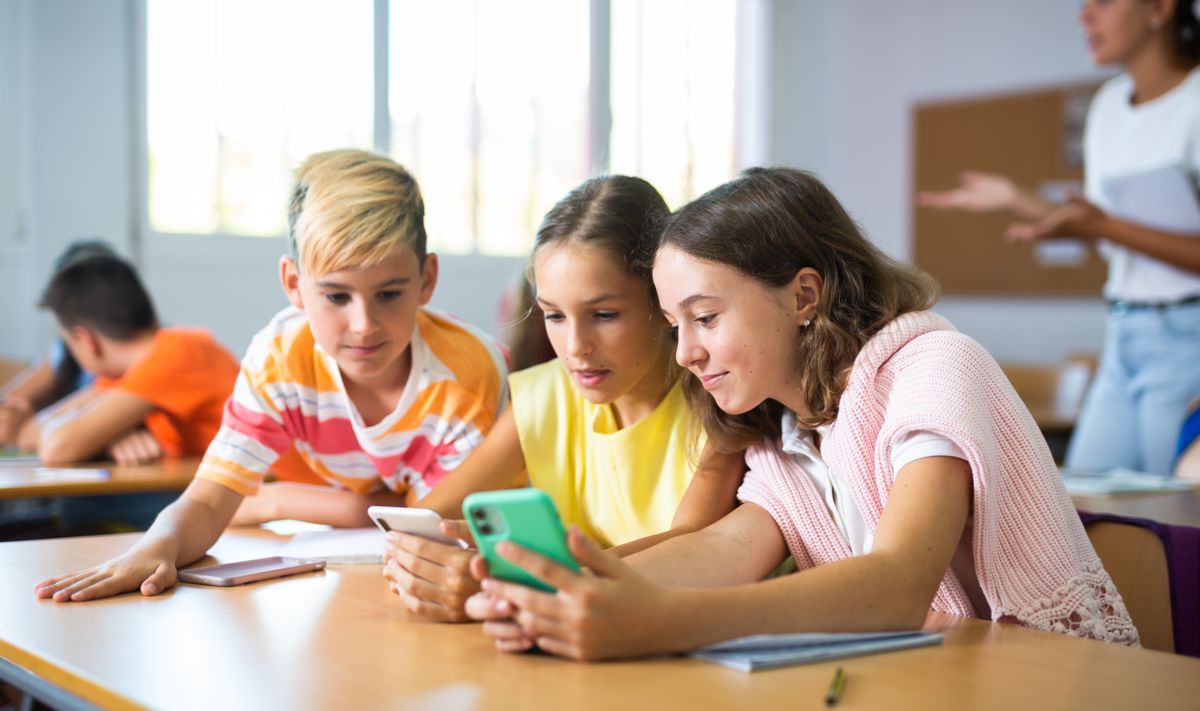 Group,Of,Kids,Using,Smartphones,During,Lesson,In,School.,Girls