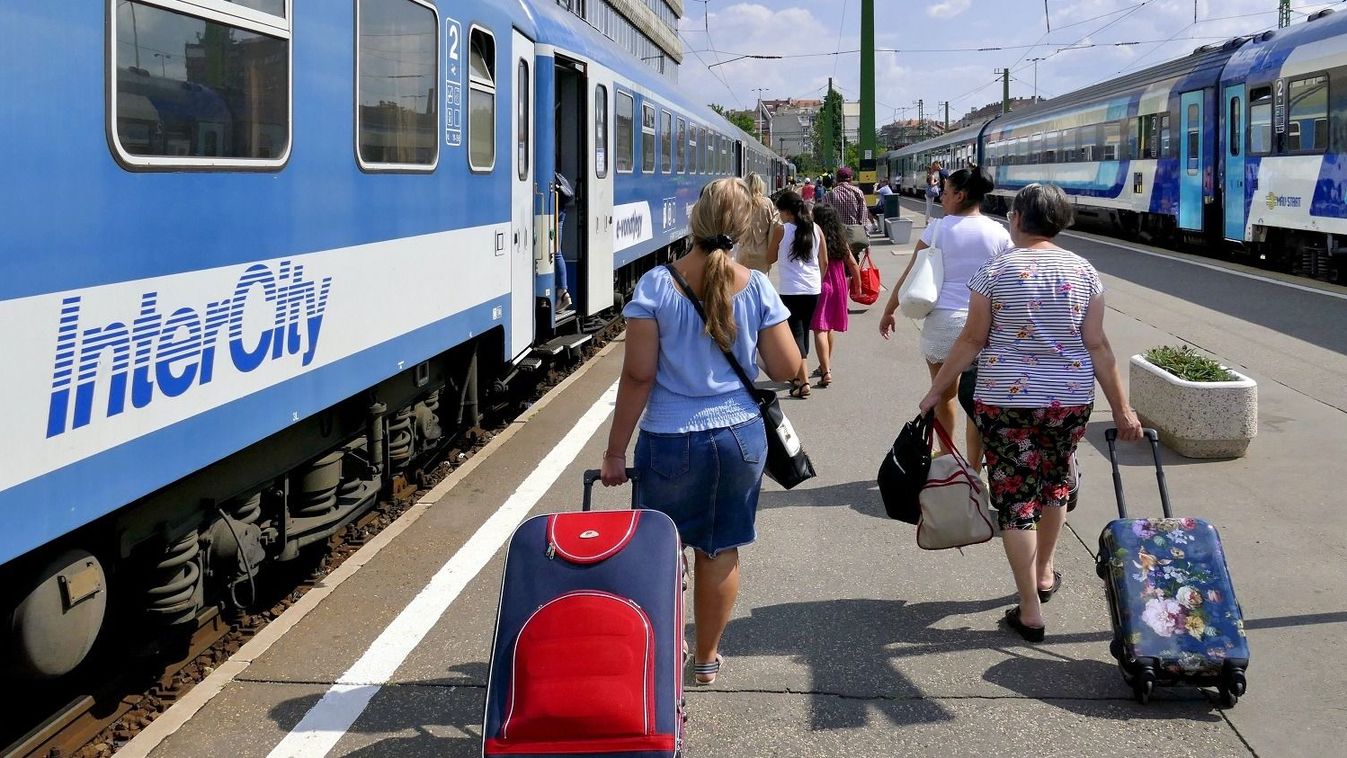Szombattól főszezoni menetrend szerint közlekednek a MÁV-VOLÁN-csoport balatoni járatai