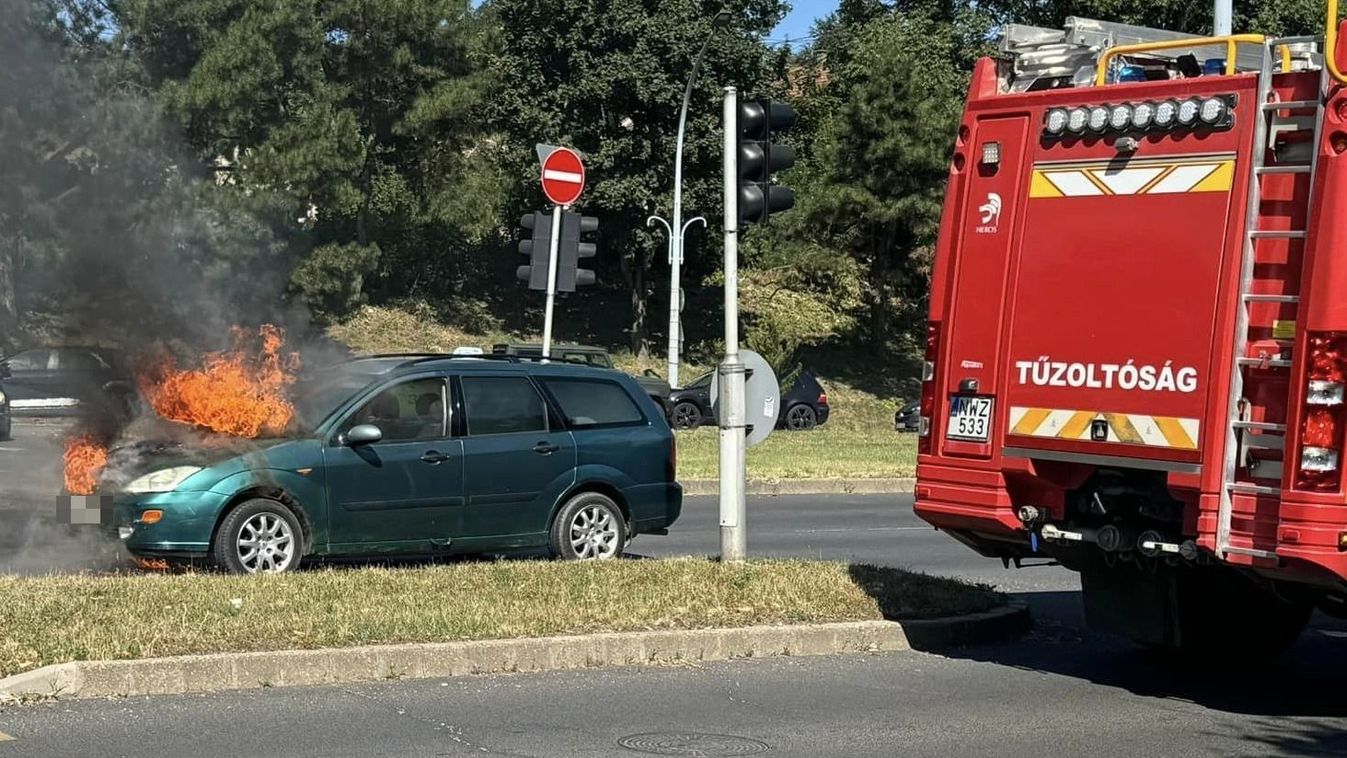 Kigyulladt egy autó a Szentpéteri kapuban - fotókkal