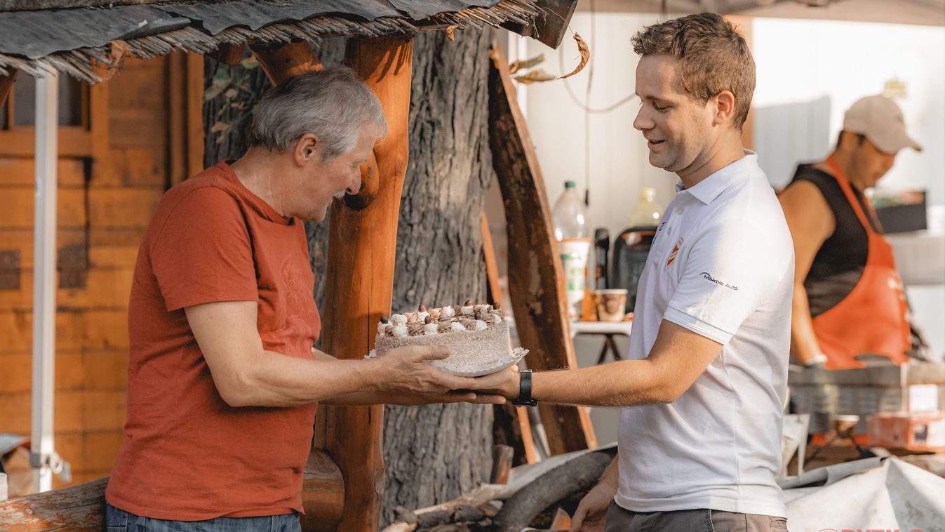 Pista bácsi tortát kapott