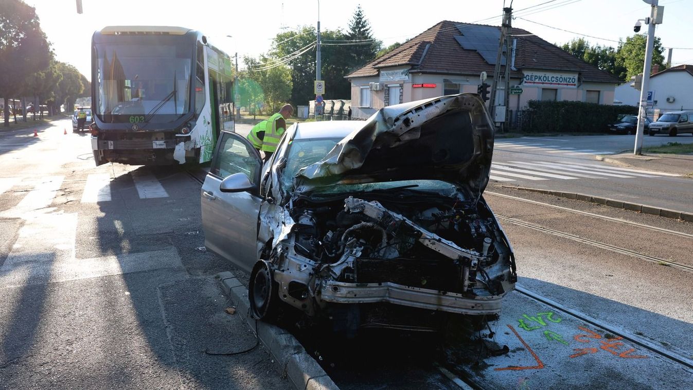 Borzalmas ütközés: Kiütötte egy személykocsi a villamost Diósgyőrben - képekkel, videóval