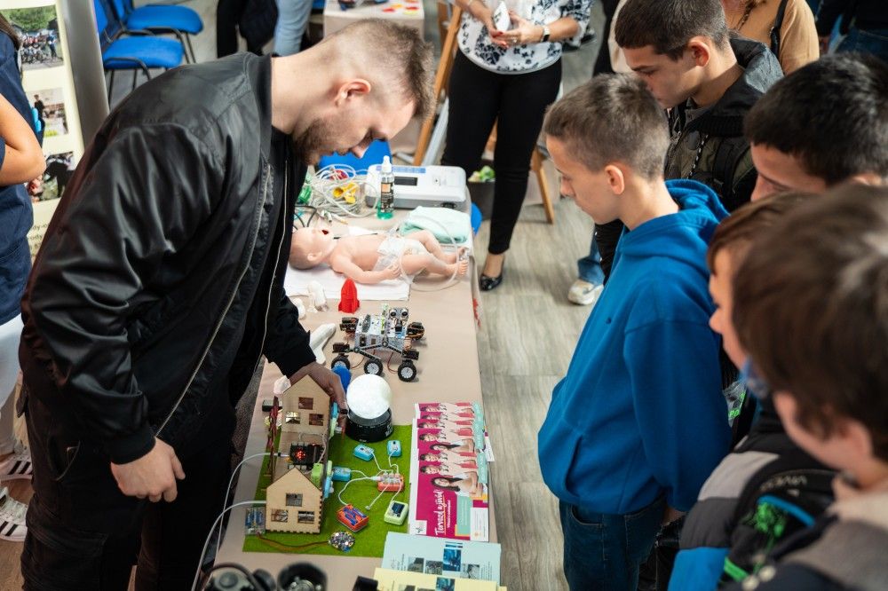 A pályaválasztási kiállításnak a Deák Ferenc Technikum és Szakképző Iskola adott otthont.  Forrás: Kolorline