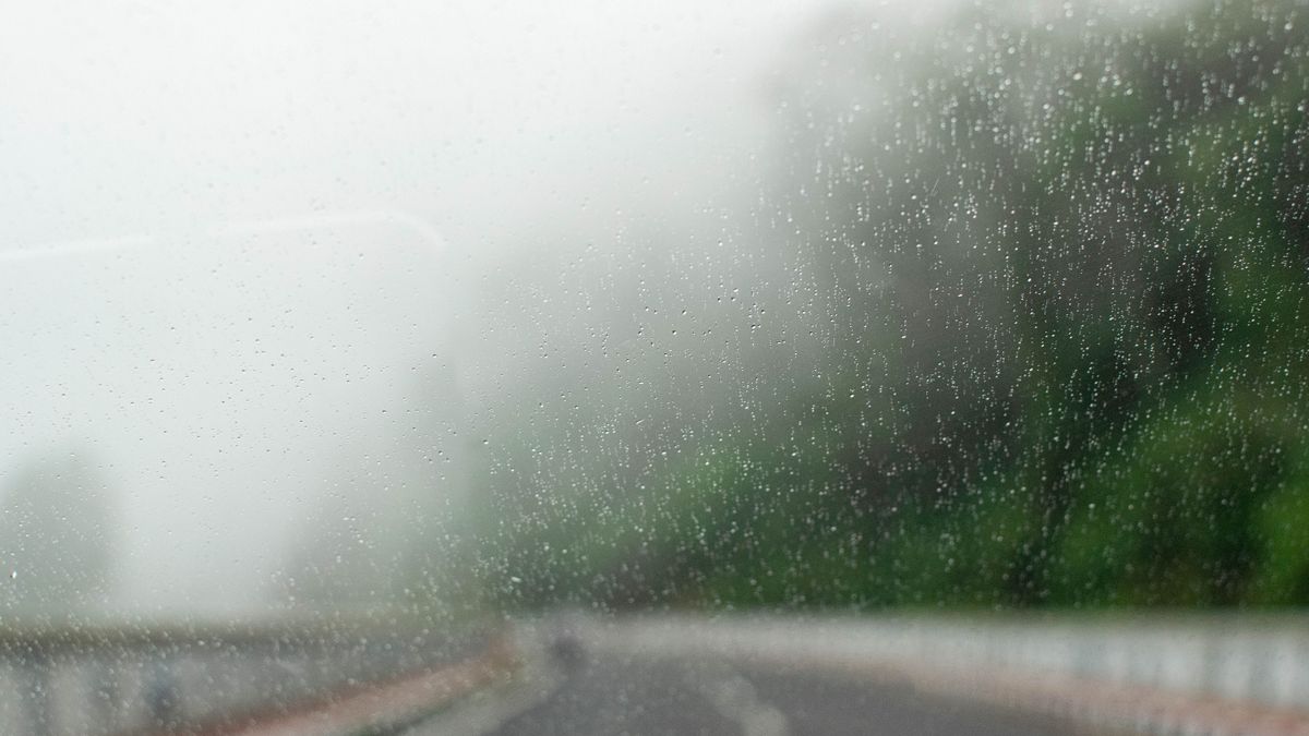 Blurred,Foggy,And,Drizzle,On,The,Windshield,Of,The,Car