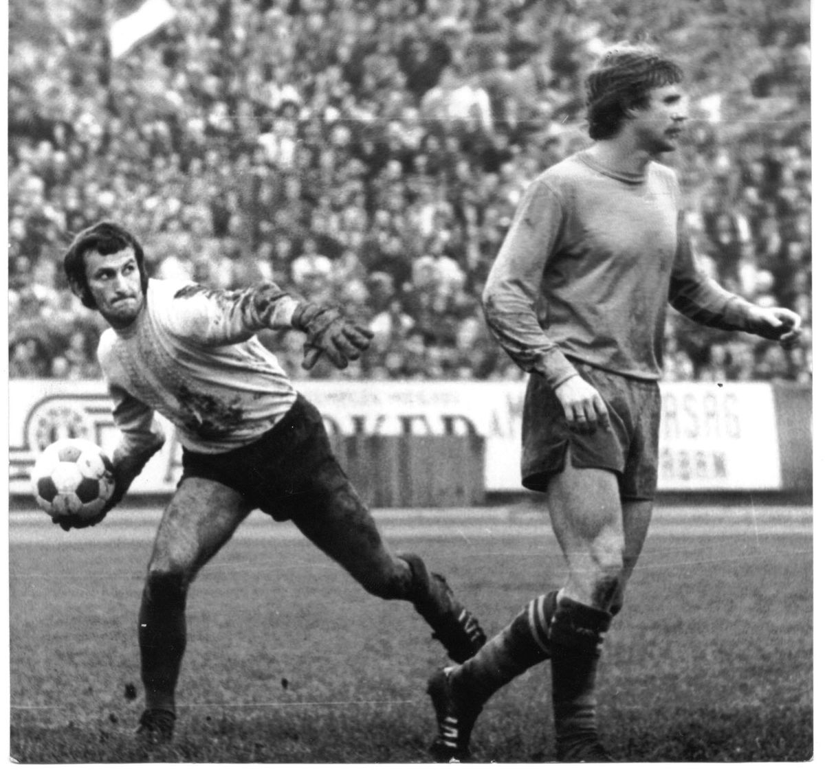 Az 1976. október 16-án lejátszott DVTK – FTC (3-2) mérkőzésen Veréb György (balra) és Salamon József