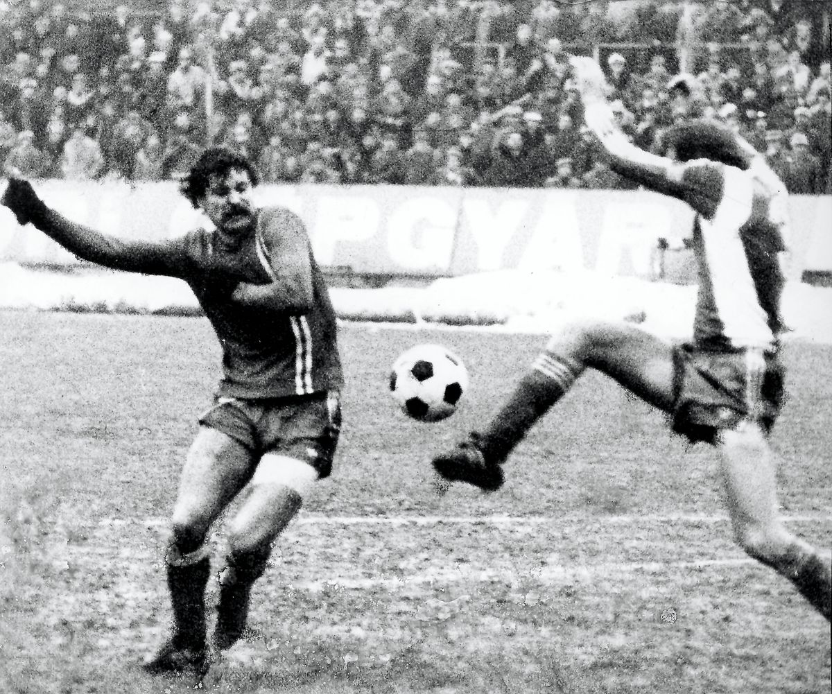 Az 1978. december 20-i DVTK – Rába ETO (2-0) meccsen harc a labdáért  