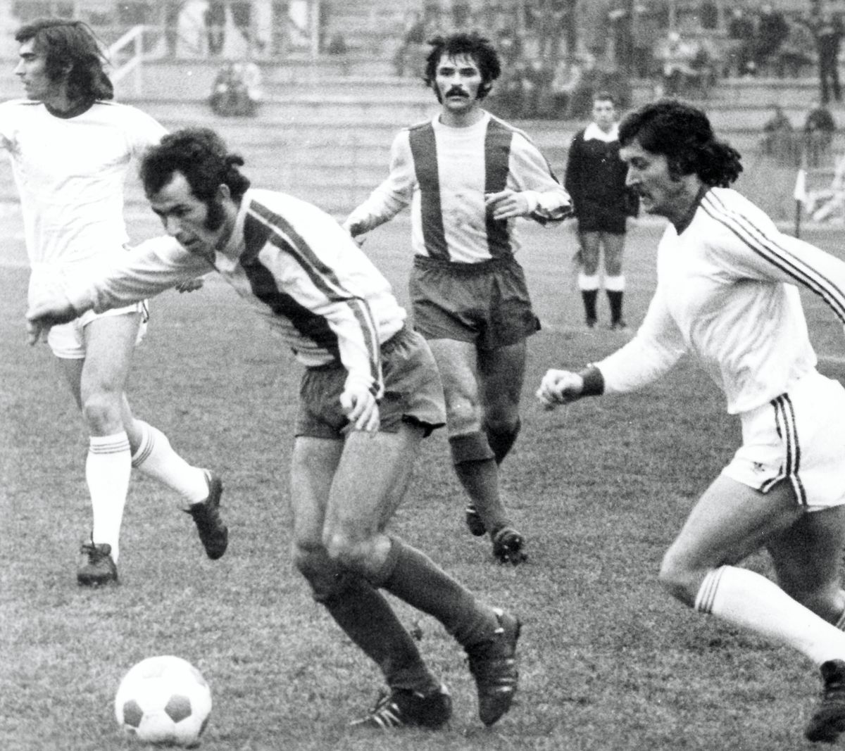 Fekete László (a labdával) és Kutasi László (középen) az 1975. november 1-jén lejátszott DVTK – MTK-VM (1-0) mérkőzésen