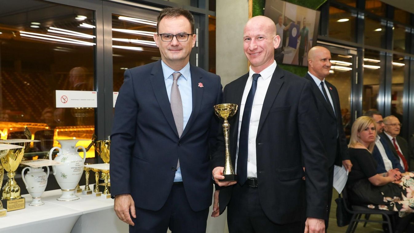 Futballbírók fergeteges ünnepe: vastapsot kaptak a báljukban