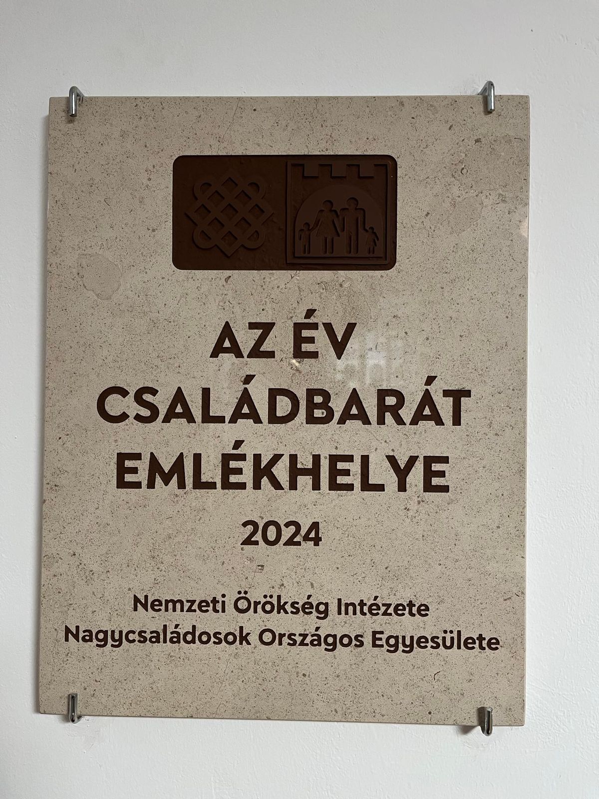 év családbarát emlékhelye