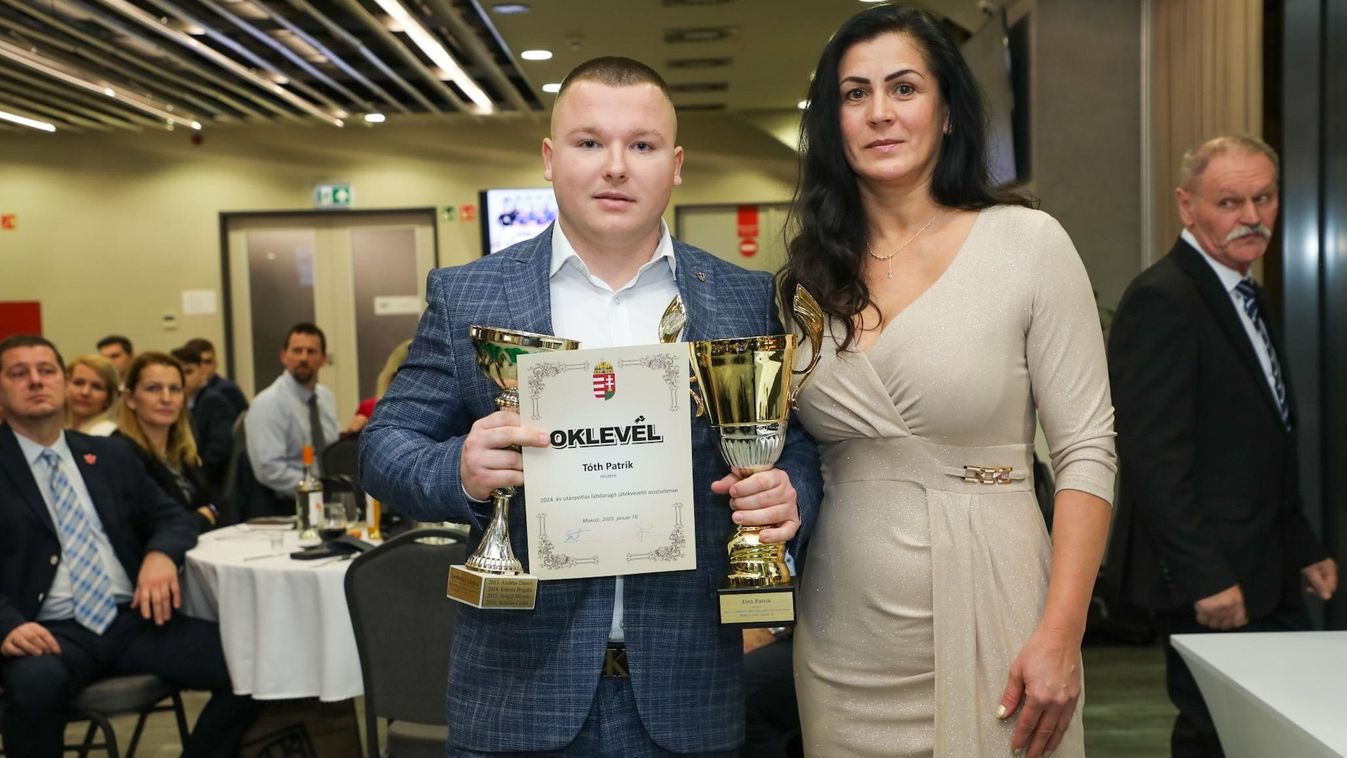 Focibíró: a meccseken lenget, sofőrként árut terít és egyetemen tanul