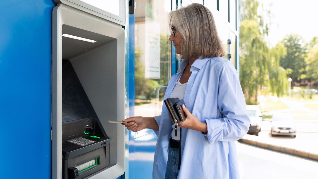 Február 12-én érkezik a bankszámlákra a 13. havi nyugdíj