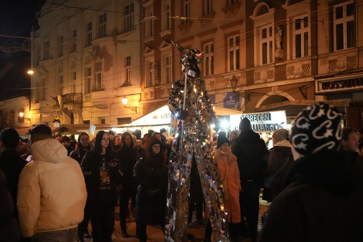 Kocsonyafesztivál Miskolc vásári forgatag gólyalábasok, tűzzsonglőrök
