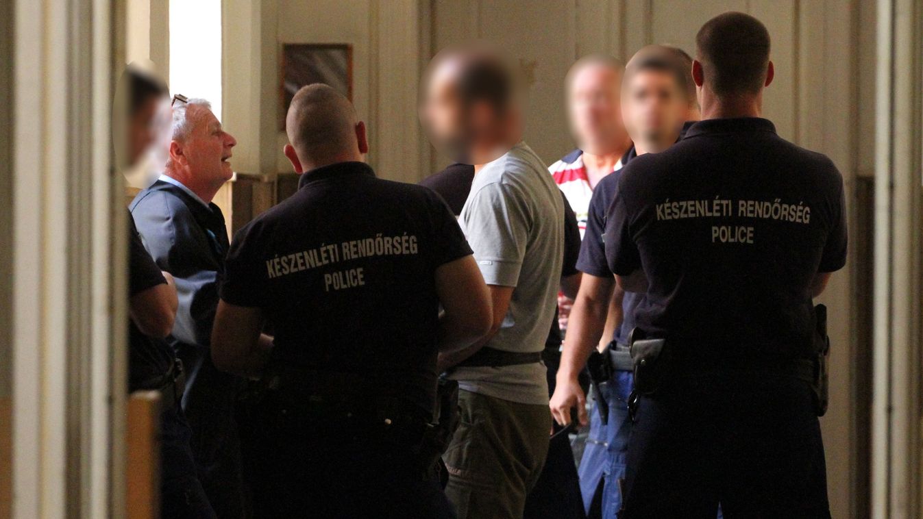 Először álltak bíróság elé a jeladós svájci farkas kilövésével vádolt vadászok