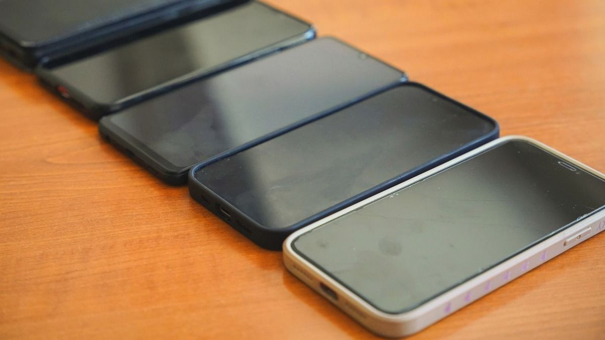 zálog, telefon,késsel támadt