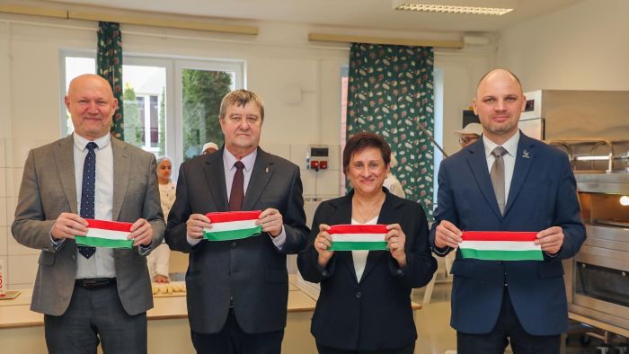 Tanműhely átadása Mezőcsáton