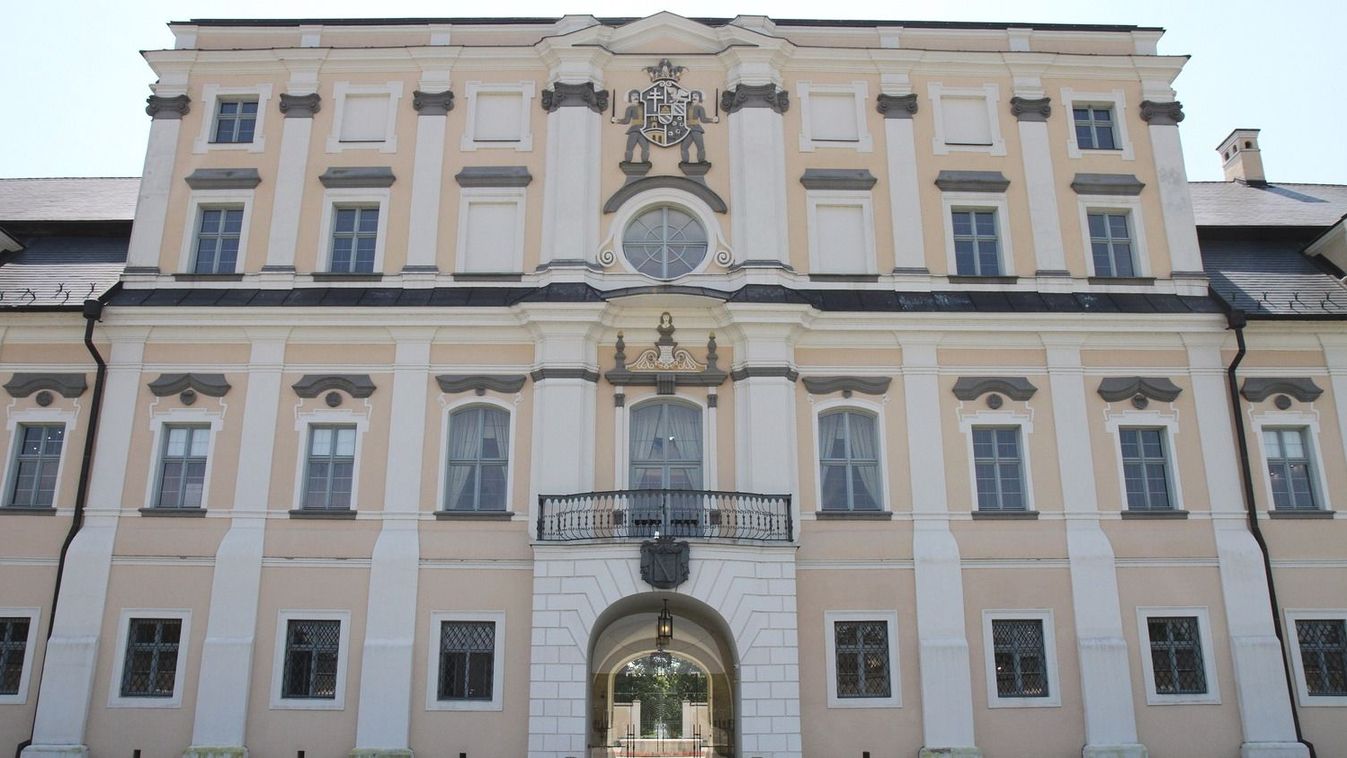 Egymásra talált a szerelmes pár az edelényi kastély tetején (fotók)
